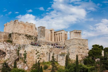Atina 'daki Areopagus Tepesi' nden güzel bir bahar günü Akropolis 'i ziyaret eden turistler görülüyor