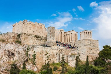 Atina 'daki Areopagus Tepesi' nden güzel bir bahar günü Akropolis 'i ziyaret eden turistler görülüyor