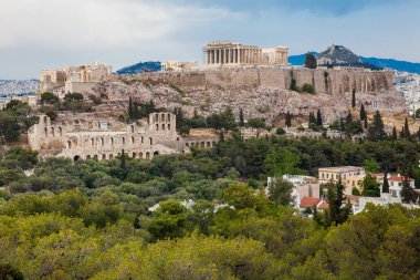 Atina şehrindeki Akropolis manzarası güzel bir bahar günü