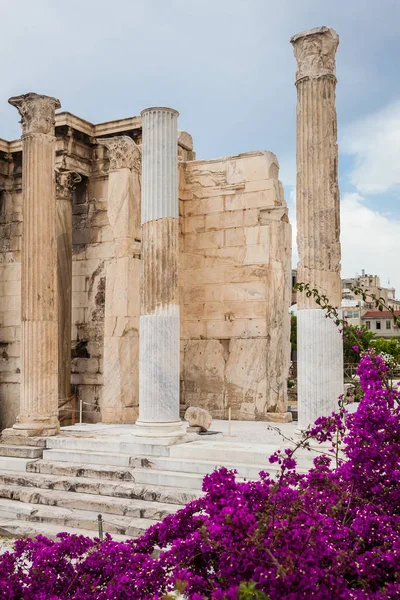 Αρχαία ερείπια της Βιβλιοθήκης του Αδριανού σε μια όμορφη ανοιξιάτικη μέρα στην Αθήνα — Φωτογραφία Αρχείου