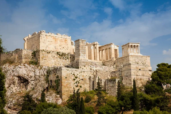 The Acropolis in a beautiful early spring day seen from the Areopagus Hill in Athens — Stock Photo, Image