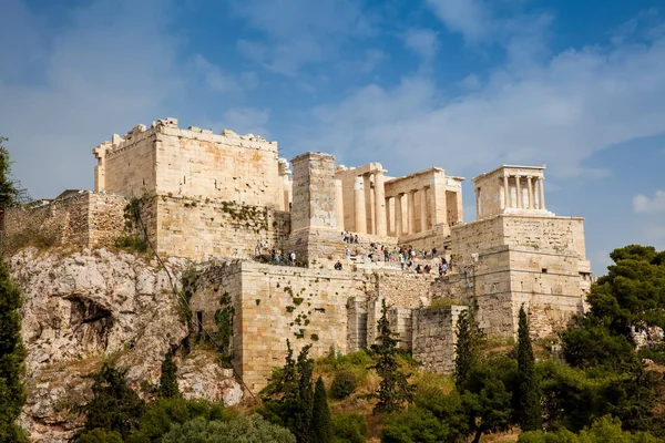Tourists visiting the Acropolis in a beautiful early spring day seen from the Areopagus Hill in Athens — Stock Photo, Image