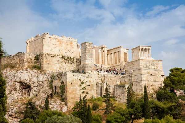 Tourists visiting the Acropolis in a beautiful early spring day seen from the Areopagus Hill in Athens — Stock Photo, Image
