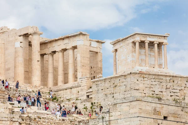 Τουρίστες επισκέπτονται την Ακρόπολη σε μια όμορφη ανοιξιάτικη μέρα από τον Λόφο του Αρεοπαγού στην Αθήνα — Φωτογραφία Αρχείου