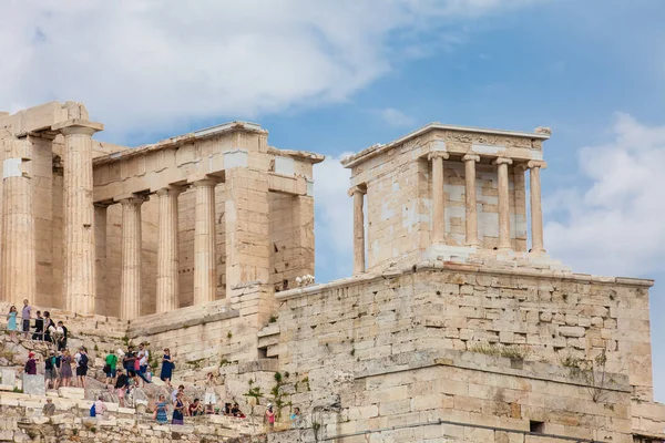 Tourists visiting the Acropolis in a beautiful early spring day seen from the Areopagus Hill in Athens — Stock Photo, Image