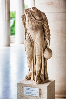 Atina, Yunanistan - Nisan 2018: Atina 'daki Attalos Stoa' da bir su kavanozuyla Afrodit Heykeli