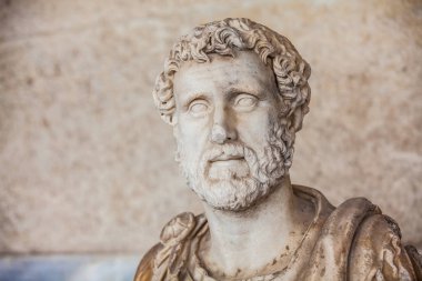 Atina, Yunanistan - Nisan 2018: İmparator Antoninus Pius 'un Atina' daki Attalos Stoa 'daki portre büstü