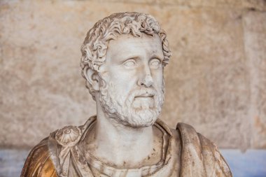 Atina, Yunanistan - Nisan 2018: İmparator Antoninus Pius 'un Atina' daki Attalos Stoa 'daki portre büstü