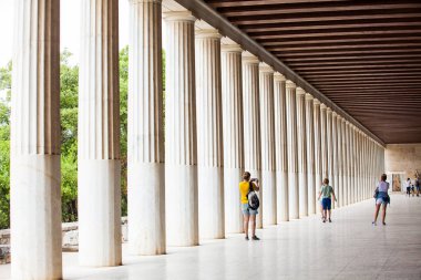 Atina, Yunanistan - Nisan 2018: Atina 'daki Attalos Stoa' da turistler