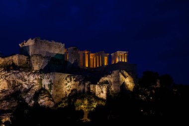 Areopagus Tepesi 'nden güzel Akropolis' in gece manzarası