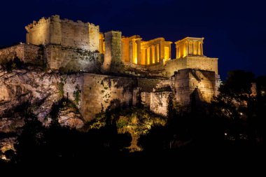 Areopagus Tepesi 'nden güzel Akropolis' in gece manzarası