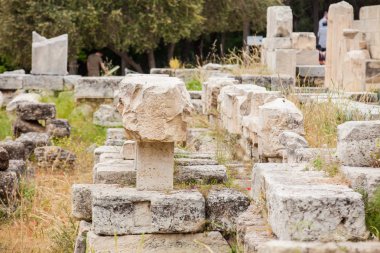 Atina 'daki Akropolis Tepesi' nin güney cephesinde antik kalıntılar
