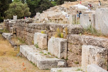 Atina 'daki Akropolis Tepesi' nin güney cephesinde antik kalıntılar