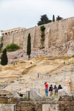 Atina 'daki Akropolis Tepesi' nin güney cephesinde antik kalıntılar