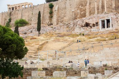 Atina 'daki Akropolis Tepesi' nin güney cephesinde antik kalıntılar