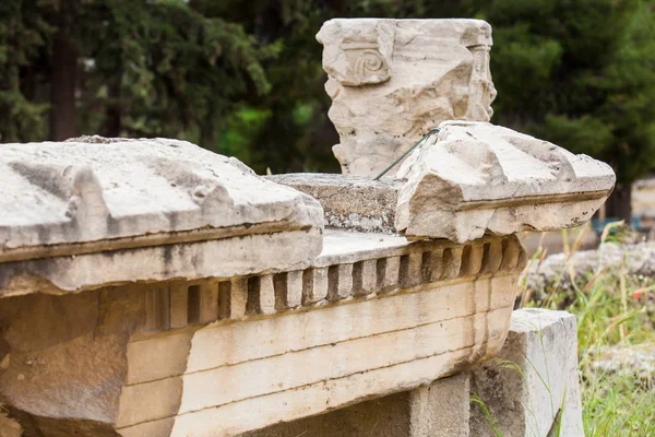 Ősi romok az Acropolis-hegy déli oldalán Athénban. — Stock Fotó