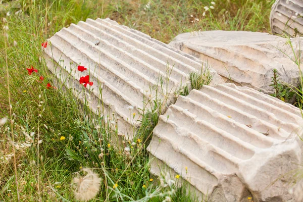 Ancient ruins on the south face of the Acropolis Hill in Athens city — Stock Photo, Image