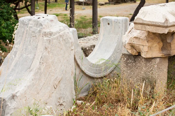 Ősi romok az Acropolis-hegy déli oldalán Athénban. — Stock Fotó