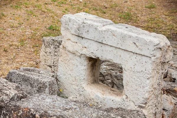 Antiguas ruinas en la cara sur de la colina de Acrópolis en la ciudad de Atenas —  Fotos de Stock