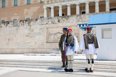 Atina 'daki Meçhul Asker Mezarı önünde Cumhurbaşkanlığı Muhafız askerleri