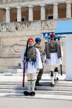 Atina 'daki Meçhul Asker Mezarı önünde Cumhurbaşkanlığı Muhafız askerleri
