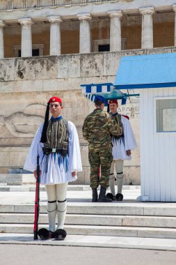 Atina 'daki Meçhul Asker Mezarı önünde Cumhurbaşkanlığı Muhafız askerleri
