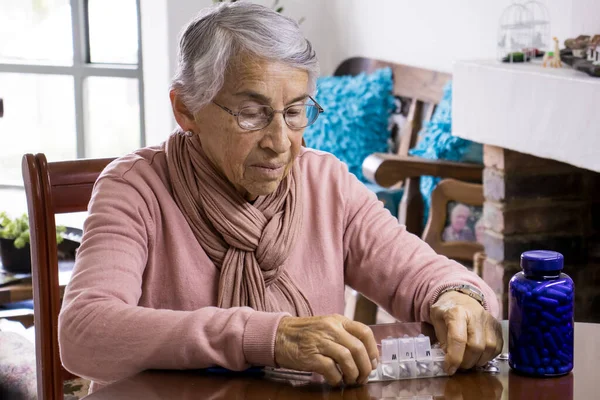 Старшая Женщина Дома Организовывает Свои Рецептурные Лекарства Еженедельный Органайзер Таблеток — стоковое фото