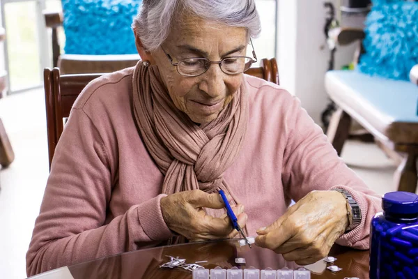 Seniorin Hause Arrangiert Ihre Verschreibungspflichtigen Medikamente Einer Wöchentlichen Pille — Stockfoto