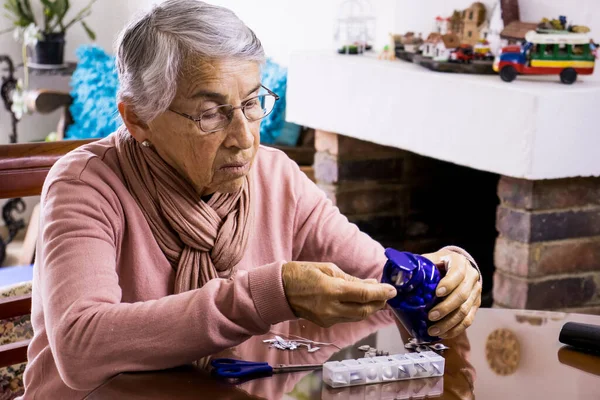 Senior Kvinde Derhjemme Arrangere Hendes Receptpligtig Medicin Ugentlig Pille Arrangør - Stock-foto