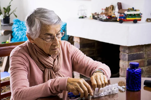 Старшая Женщина Дома Выписывает Рецептурные Лекарства Еженедельный Органайзер Таблеток — стоковое фото