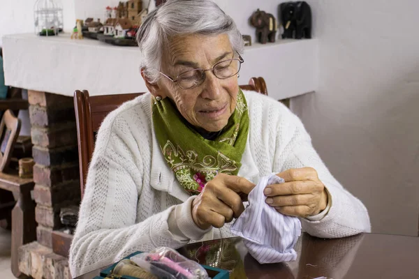 Seniorin Näht Während Der Covid Pandemie Eine Selbstgemachte Gesichtsmaske — Stockfoto