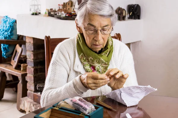 Seniorin Näht Während Der Covid Pandemie Eine Selbstgemachte Gesichtsmaske — Stockfoto