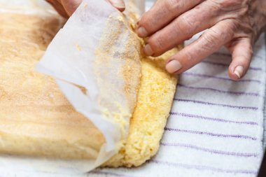 Yeni pişmiş sünger kekinin kapağını kapat.