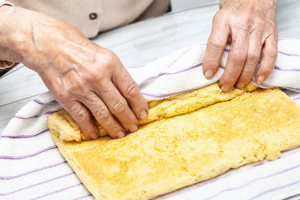 Närbild Äldre Kvinna Händer Rullande Nybakad Svamp Tårta — Stockfoto