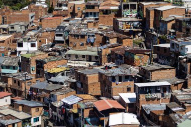 MEDELLİN, COLOMBIA - 17 HAZİRAN 2024: Ünlü Comuna 13 'ün evlerine bakış açısının birinden bak