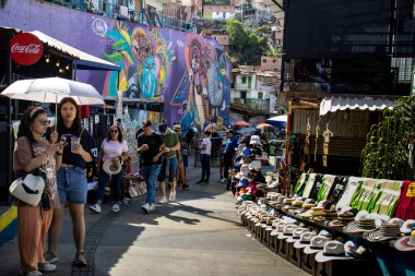 MEDELLİN, COLOMBIA - 17 HAZİRAN 2024: Güzel güneşli bir günde ünlü Comuna 13 'ün etrafında dolaşan alışveriş ve turistler