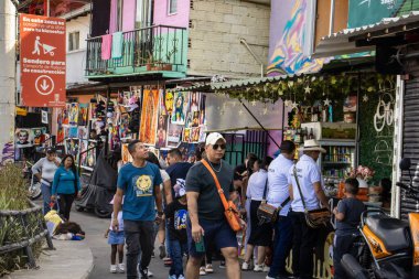 MEDELLİN, COLOMBIA - 17 HAZİRAN 2024: Güzel güneşli bir günde ünlü Comuna 13 'ün etrafında dolaşan alışveriş ve turistler