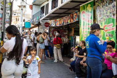 MEDELLİN, COLOMBIA - 17 HAZİRAN 2024: Güzel güneşli bir günde ünlü Comuna 13 'ün etrafında dolaşan alışveriş ve turistler