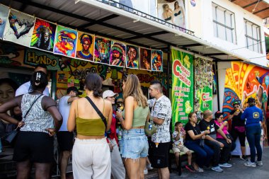 MEDELLİN, COLOMBIA - 17 HAZİRAN 2024: Güzel güneşli bir günde ünlü Comuna 13 'ün etrafında dolaşan alışveriş ve turistler