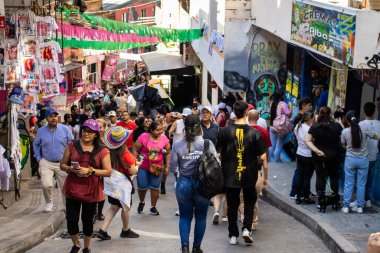 MEDELLİN, COLOMBIA - 17 HAZİRAN 2024: Güzel güneşli bir günde ünlü Comuna 13 'ün etrafında dolaşan alışveriş ve turistler