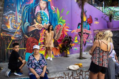 MEDELLİN, COLOMBIA - 17 HAZİRAN 2024: Medellin 'de güneşli güzel bir günde ünlü Comuna 13' te turistler