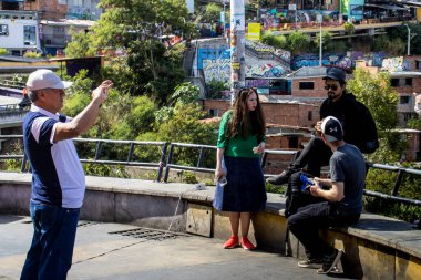MEDELLİN, COLOMBIA - 17 HAZİRAN 2024: Medellin 'de güneşli güzel bir günde ünlü Comuna 13' te turistler