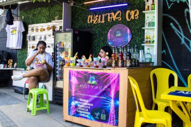 MEDELLİN, COLOMBIA - 17 HAZİRAN 2024: Medellin 'de güneşli güzel bir günde ünlü Comuna 13' te turizm sektörü