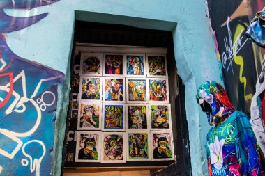 MEDELLİN, COLOMBIA - 17 HAZİRAN 2024: Medellin 'de güneşli güzel bir günde ünlü Comuna 13' te turizm sektörü