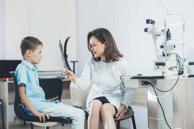 göz doktoru vizyon küçük çocuğun denetler. Hastanede muayene. Sağlık kavramı