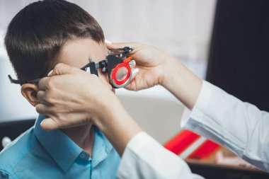 göz doktoru gözlük küçük çocuk vizyon düzeltilmesi için seçer. Çocuklarda görme bozukluğu kavramı.