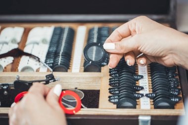 Lensler için vizyon düzeltme kümesi. Oftalmolojik ekipman.