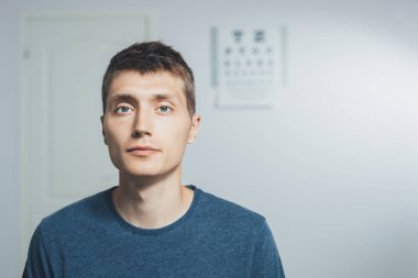 Resepsiyon göz doktoru, genç adam. Kopya alanı