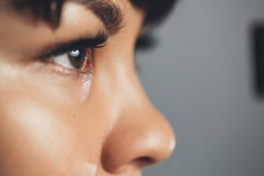 Bir deney ile mikroskop, seyir doktor kız. Yakın çekim gözler. Farmakoloji Araştırmaları