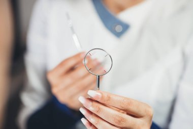 Lensler vizyon kontrol etmek için. göz doktoru hasta miyopi tanılar.